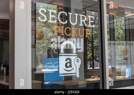 West Lafayette - Circa Mai 2022: Amazon Store à Purdue. Les clients d'un magasin de briques et de mortier peuvent recevoir des produits de Amazon.com. Banque D'Images