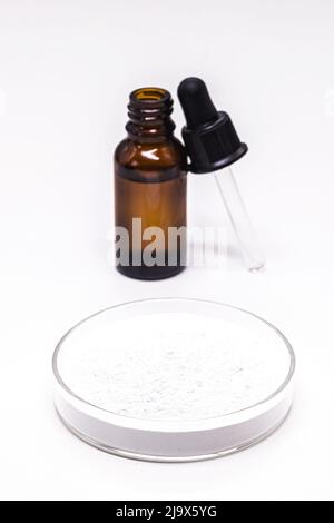 boîte de pétri avec acide mandélique, flacon compte-gouttes avec acide salicylique, avec acide mandélique au fond. Produits de contrôle de l'huile pour le visage et des antimicrobiens Banque D'Images