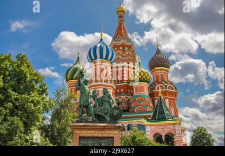 Cathédrale Saint-Basile à Moscou, une ancienne cathédrale près du Kremlin de Moscou. Monument à Minin et Pozharsky. Banque D'Images