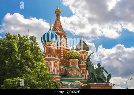 Cathédrale Saint-Basile à Moscou, une ancienne cathédrale près du Kremlin de Moscou. Monument à Minin et Pozharsky. Banque D'Images