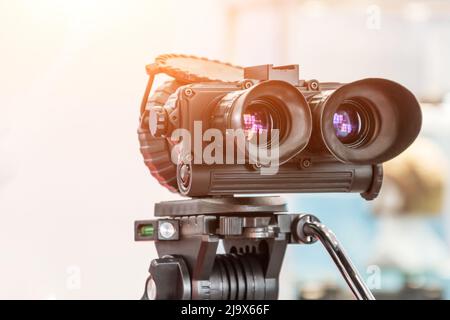 Jumelles militaires modernes sur trépied, infrarouge et vision nocturne Banque D'Images