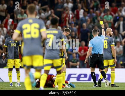 Tirana, Albanie. 25th mai 2022. TIRANA - (lr) Referee Istvan Kovacs remet une carte jaune à Gernot Trauner de Feyenoord lors du match final de la Ligue des conférences de l'UEFA entre AS Roma et Feyenoord à l'Arena Kombetare le 25 mai 2022 à Tirana, en Albanie. ANP PIETER STAM DE YOUNG crédit: ANP/Alay Live News Banque D'Images