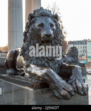 La statue de lion en métal repose sur un piédestal en pierre Banque D'Images