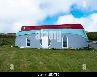 Construction de hangar à bateaux originaux, île de Rousay utilisant un bateau de pêche retourné comme toit pour un bâtiment avec vue sur Wyre Sound, Orkney, Écosse. Banque D'Images