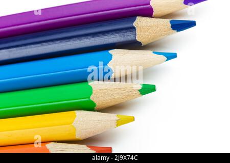 De nombreux crayons de couleur différents sur fond blanc. Banque D'Images