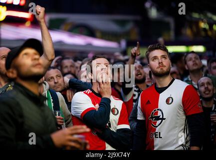 2022-05-25 21:29:30 ROTTERDAM - les partisans de Feyenoord regardent la finale de la Ligue de Conférence entre Feyenoord et COMME Roma dans le centre. ANP ROBIN VAN LONKHUIJSEN pays-bas sortie - belgique sortie Banque D'Images