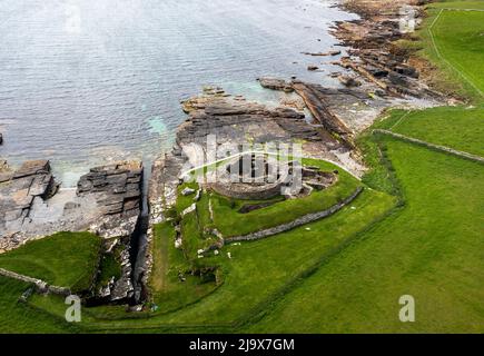 Vue aérienne de Midhowe Iron Age Broch sur la côte sud-ouest de l'île Rousay, surplombant Eynhallow Sound et Orkney Mainland, Écosse, Royaume-Uni Banque D'Images