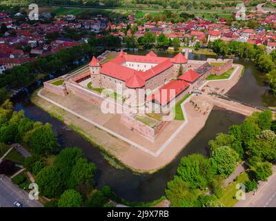 Photographie aérienne de la Citadelle de Fagaras, dans le comté de Brasov, Roumanie. La photographie a été prise à partir d'un drone avec l'appareil photo incliné vers le bas à un angle inférieur Banque D'Images