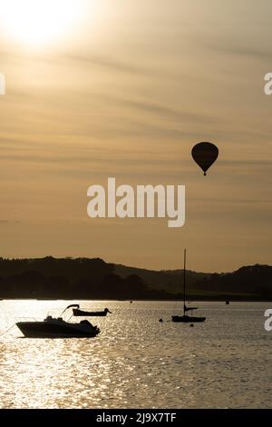 Un ballon d'air chaud survolant l'exe de la rivière vu du village de Lympstone, Devon, Royaume-Uni Banque D'Images
