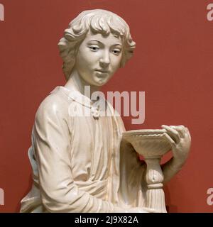 Ancienne statue en marbre d'un garçon avec vase. Banque D'Images