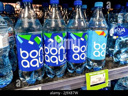 Samara, Russie - 17 mars 2022 : Bonaqua bouteille d'eau fraîche prête à être vendue dans un supermarché Banque D'Images