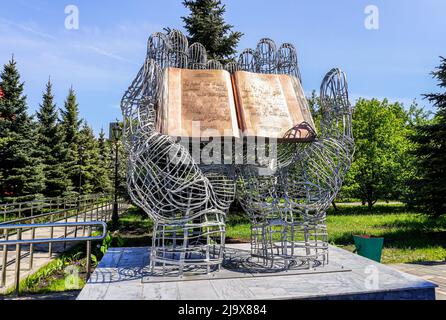 Samara, Russie - 8 mai 2022: Composition sculpturale 'Coran in open Palms' sur le territoire de la Mosquée de la cathédrale de Samara. Texte arabe: Surahs de t Banque D'Images