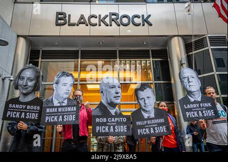 New York, États-Unis. 25th mai 2022. Le 25 mai 2022, plus de 100 New-Yorkais en première ligne de la crise climatique, dont des leaders religieux et des jeunes, ont organisé une manifestation devant le siège de BlackRock à Manhattan, où leur assemblée annuelle des actionnaires a eu lieu. Les participants et les conférenciers à cet événement ont exigé que BlackRock exclut de ses fonds actifs et passifs les entreprises qui développent la production de combustibles fossiles. Au moins quatorze manifestants ont été arrêtés, dont six chefs religieux. (Photo par Erik McGregor/Sipa USA) crédit: SIPA USA/Alay Live News Banque D'Images