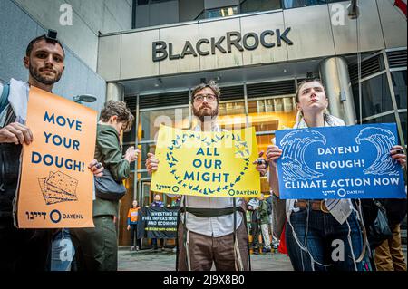 New York, États-Unis. 25th mai 2022. Le 25 mai 2022, plus de 100 New-Yorkais en première ligne de la crise climatique, dont des leaders religieux et des jeunes, ont organisé une manifestation devant le siège de BlackRock à Manhattan, où leur assemblée annuelle des actionnaires a eu lieu. Les participants et les conférenciers à cet événement ont exigé que BlackRock exclut de ses fonds actifs et passifs les entreprises qui développent la production de combustibles fossiles. Au moins quatorze manifestants ont été arrêtés, dont six chefs religieux. (Photo par Erik McGregor/Sipa USA) crédit: SIPA USA/Alay Live News Banque D'Images