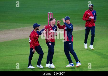 Matt Milnes, de Somerset, célèbre la cricket de Tom Banton de Kent Spitfires (non représenté) lors du match de groupe Vitality Blast T20 South au Spitfire Ground, à Canterbury. Date de la photo: Mercredi 25 mai 2022. Banque D'Images