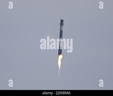Kennedy Space Center, États-Unis. 25th mai 2022. Une fusée SpaceX Falcon 8 retourne dans la zone d'atterrissage 1 minutes après le lancement de la charge utile du transporteur 5 à partir du complexe 40 à la station de la Force spatiale du Cap Canaveral, en Floride, le mercredi 25 mai 2022. Le transporteur 5 inclut plusieurs microsatellites pour les clients commerciaux et gouvernementaux. Photo de Joe Marino/UPI crédit: UPI/Alay Live News Banque D'Images