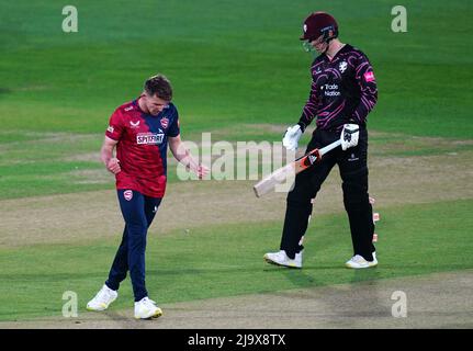 Matt Milnes de Kent Spitfires célèbre la cricket de Tom Banton de Somerset (non représenté) lors du match de groupe Vitality Blast T20 South au Spitfire Ground, Canterbury. Date de la photo: Mercredi 25 mai 2022. Banque D'Images