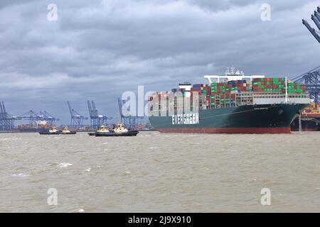 Bateau à conteneurs toujours doucement se préparant à quitter le port de Felixstowe, Suffolk, Royaume-Uni, assisté par les remorqueurs Svitzer Shotley Svitzer Sky Svitzer Deben Banque D'Images