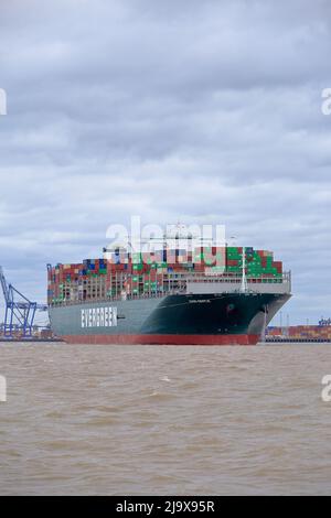 Bateau à conteneurs toujours doucement se préparant à quitter le port de Felixstowe, Suffolk, Royaume-Uni, assisté par les remorqueurs Svitzer Shotley Svitzer Sky Svitzer Deben Banque D'Images