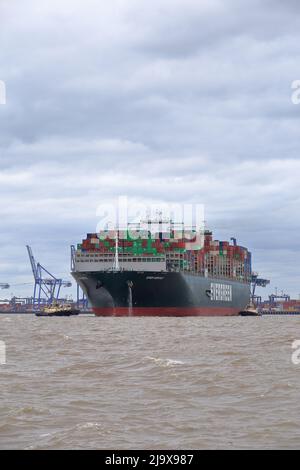 Bateau à conteneurs toujours doucement se préparant à quitter le port de Felixstowe, Suffolk, Royaume-Uni, assisté par les remorqueurs Svitzer Shotley Svitzer Sky Svitzer Deben Banque D'Images