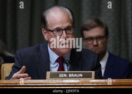 Washington, États-Unis. 25th mai 2022. Le sénateur Mike Braun, républicain de l'Indiana, prend la parole lors d'une audience du sous-comité des crédits du Sénat à Washington, DC, le mercredi 25 mai 2022. Photo par Ting Shen/UPI crédit: UPI/Alay Live News Banque D'Images