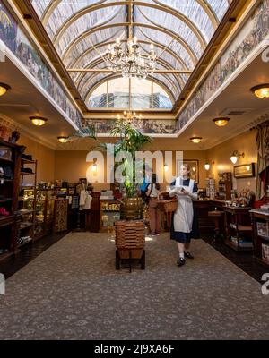 Londres, Angleterre - 14 mai 2022 : intérieur de la boutique du musée Sherlock Holme Banque D'Images