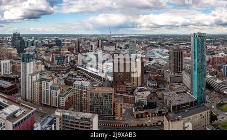 BIRMINGHAM, ROYAUME-UNI - 24 MAI 2022. Vue aérienne du centre-ville de Birmingham avec le Radisson Blu Hotel Skyscraper, la gare de New Street et Bull Banque D'Images