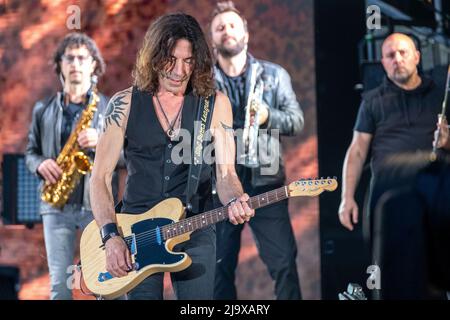 Milan, Italie. 24th mai 2022. Le chanteur italien Vasco Rossi lors de ses spectacles live à l'hippodrome de la Maura à San Siro, Milan pour non Stop Live 2022 Banque D'Images