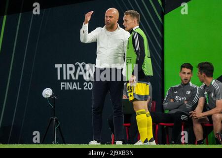 Tirana, Albanie. 25th mai 2022. Tirana, Albanie. 25th mai 2022. Tirana - Feyenoord entraîneur Arne Slot, Jens Toornstra de Feyenoord pendant le match entre AS Roma et Feyenoord à Air Albaniastadion le 25 mai 2022 à Tirana, Albanie. (Box to Box Pictures/Tom Bode) Credit: Box to Box Pictures/Alay Live News Credit: Box to Box Pictures/Alay Live News Banque D'Images