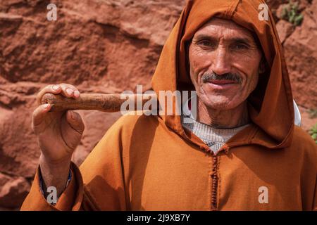 berber Farmer avec houe, ait Blal, province d'azilal, chaîne de montagnes de l'Atlas, maroc, afrique Banque D'Images