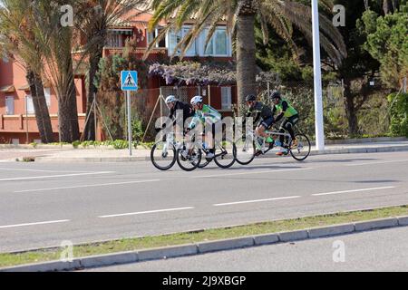 Castellon, Espagne - 21 avril 2022 : l'équipe cycliste s'entraîne dans la station balnéaire. Photo de haute qualité. Banque D'Images
