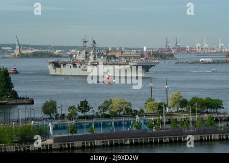 USS Bataan (LHD-5), un navire d'assaut amphibie de Norfolk, en Virginie, se déplaçant sur le fleuve Hudson dans le port de New York pour le début de la semaine de la flotte 2022. Banque D'Images