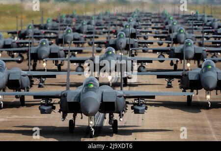 Séoul, Corée du Sud. 25th mai 2022. 25 mai 2022-Séoul, Corée du Sud- dans ces photos sont prises le ministère sud-coréen de la défense. Le 24 mai 2022, les combattants F-15K de l'Armée de l'air sud-coréenne effectuent une promenade à dos d'éléphant dans une base aérienne non spécifiée pour montrer l'état de préparation du pays au combat. (Credit image: © Ministère de la Défense via ZUMA Press Wire) Credit: ZUMA Press, Inc./Alamy Live News Banque D'Images