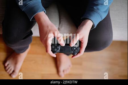 Joystick pour console de jeu dans les mains de l'homme.le concept de loisirs et de divertissement Banque D'Images