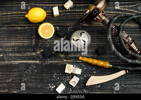 Pièces démontées du narguilé sur un fond de bois avec citron. Vue d'en haut. Mise à plat. Copier l'espace. Still Life Banque D'Images