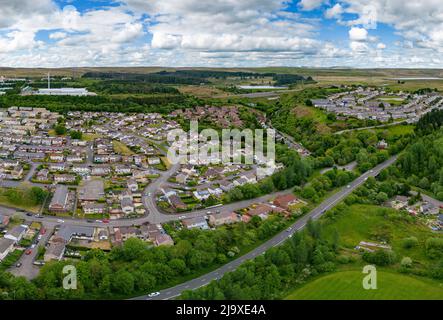 Vue aérienne de la ville d'Ebbw Vale, dans les vallées galloises, au début de l'été Banque D'Images