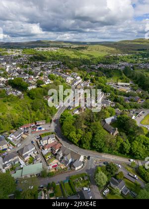 Vue aérienne de la ville d'Ebbw Vale, dans les vallées galloises, au début de l'été Banque D'Images