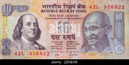 Vieux 10 roupie indienne obverse avec Benjamin Franklin superposé de billet de 100 dollars pour la conception Banque D'Images