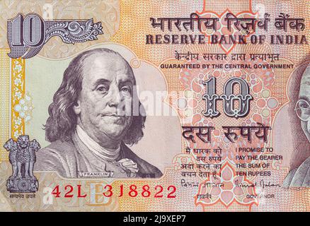 Vieux 10 roupie indienne obverse avec Benjamin Franklin superposé de billet de 100 dollars pour la conception Banque D'Images