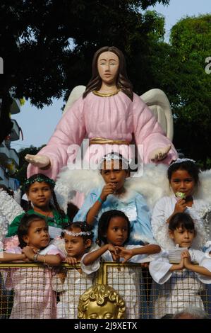 Les enfants portant des costumes d'ange au Círio de Nazaré, procession mariale qui se produit chaque octobre à Belém, Pará, Amazone, Brésil. Octobre 2005. Banque D'Images