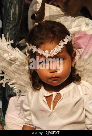 Petite fille portant un costume d'ange pour Círio de Nazaré, procession mariale qui se produit chaque octobre à Belém, Pará, Amazone, Brésil. 2005. Banque D'Images