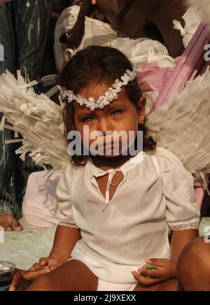 Petite fille portant un costume d'ange pour Círio de Nazaré, procession mariale qui se produit chaque octobre à Belém, Pará, Amazone, Brésil. 2005. Banque D'Images