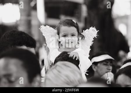 Petite fille portant un costume d'ange pour Círio de Nazaré, procession mariale qui se produit chaque octobre à Belém, Pará, Amazone, Brésil. 2010. Banque D'Images