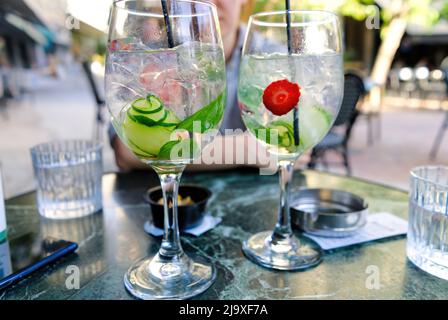 Cocktail exotique avec fraises et menthe dans un restaurant grec Banque D'Images