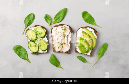 Divers sandwiches de ramish de légumes frais d'avocat mûr, concombre, avocat, graines de laitue d'épinards Banque D'Images