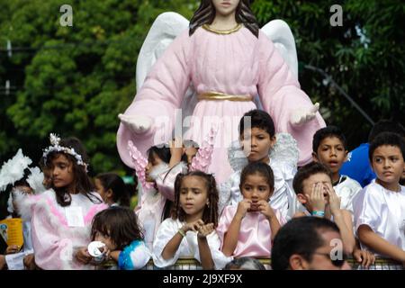 Les enfants portant des costumes d'ange au Círio de Nazaré, procession mariale qui se produit chaque octobre à Belém, Pará, Amazone, Brésil. Octobre 2010. Banque D'Images