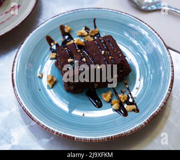 Délicieux brownie avec chapelure de noix et glaçage au chocolat Banque D'Images