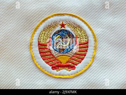 Tissu de l'emblème soviétique de l'URSS avec un marteau et une faucille sur l'uniforme. Banque D'Images