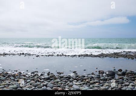 Des pierres de mer sur une plage. Une vue rapprochée des pierres polies arrondies Banque D'Images