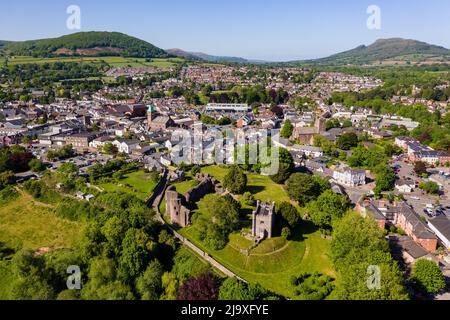 ABERGAVENNY, PAYS DE GALLES - MAI 14 2022 : vue aérienne de la ville marchande galloise d'Abergavenny, dans le Monbucshire, entourée de champs verdoyants et de collines. Banque D'Images